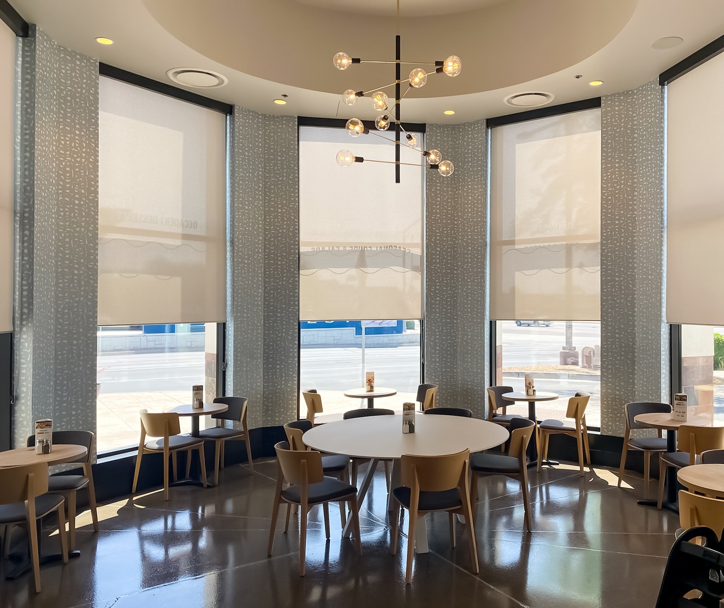Another amazing shade installation at Wildflower! Thank you to everyone who assisted with this project. We love seeing the final outcome come together. 👏
#Wildflower #shade #wildflowershade #rollershades #windowshades #RollAShade