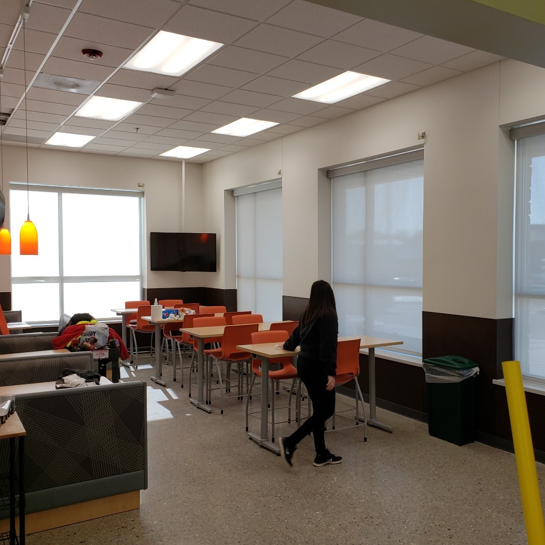 Privacy and sun protection for this break room. 👏
#windowshade #sunprotection #breakroom #windowshades #rollershades #workday