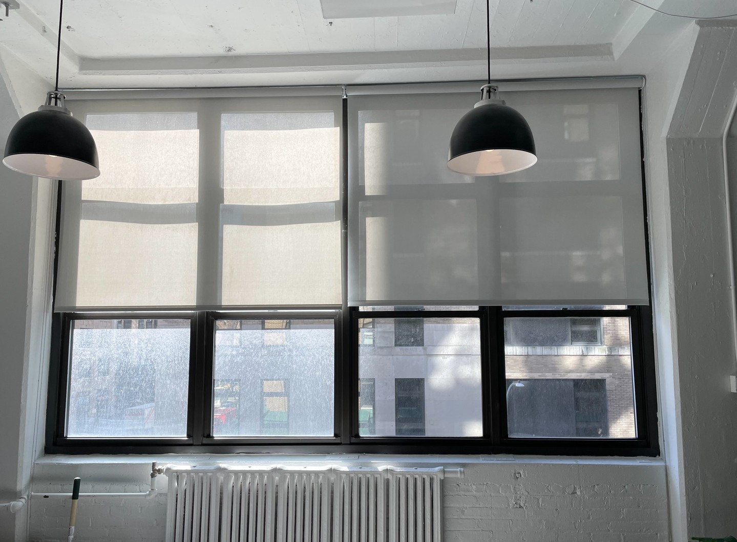 Roller shades that not only look good but offer sun solutions = win-win! 😎🎉 
#sunsolution #happymarch #corporateoffice #officedesign #interiordesign #architecture #business #newbusiness #windowcoverings